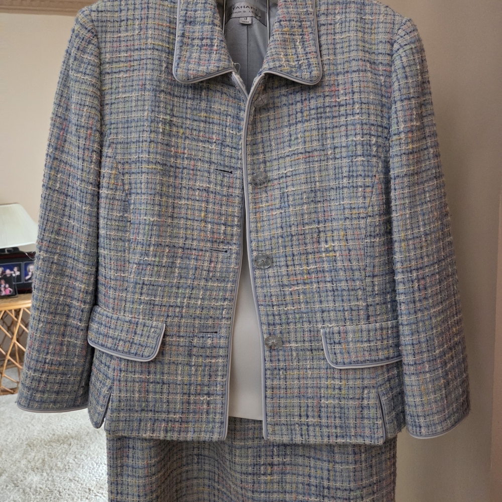 Vintage Chic Tweed Skirt Suit with Cream Top - Picture 10 of 10